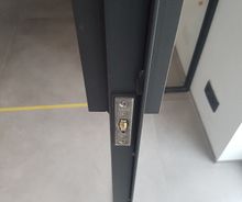 Strakke metalen deur geplaatst door HNE Construct